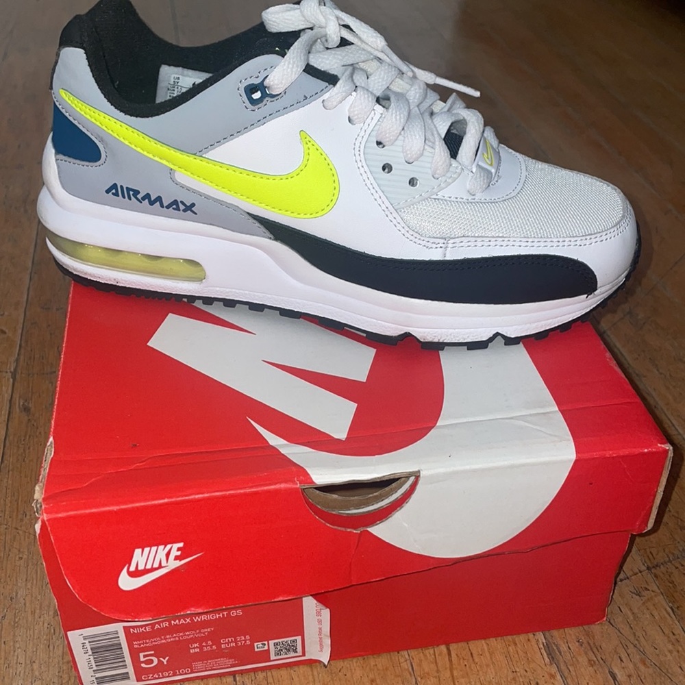 NIKE AIR MAX **NEW**